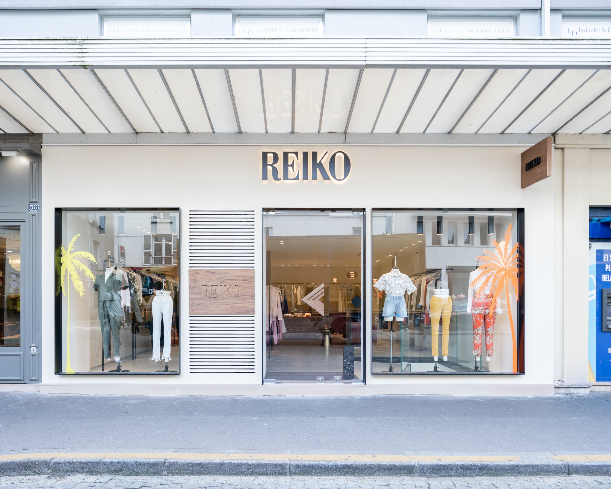 Pour leur première boutique parisienne, de la marque Reiko Jeans la mission de créer un espace à la hauteur de leur vision : à la fois élégant, raffiné et audacieux. Située dans le quartier prestigieux de Passy, cette boutique se veut un lieu unique,