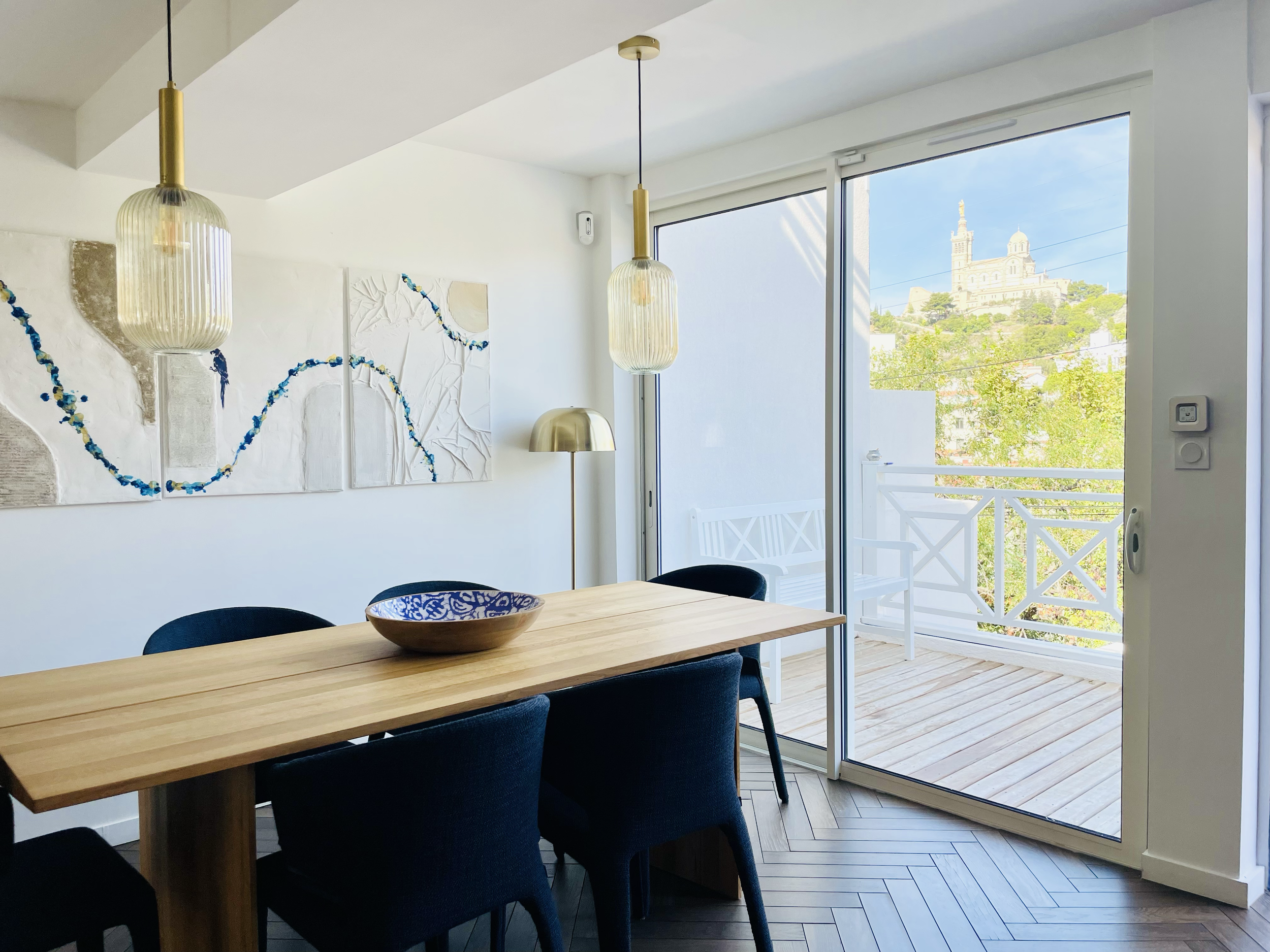 Au cœur du quartier très prisé du Roucas Blanc, avec une vue imprenable sur la Bonne Mère, cette maison de ville à la configuration atypique a fait l’objet d’une rénovation complète, pensée comme une parenthèse d’élégance et de douceur de vivre. Insp