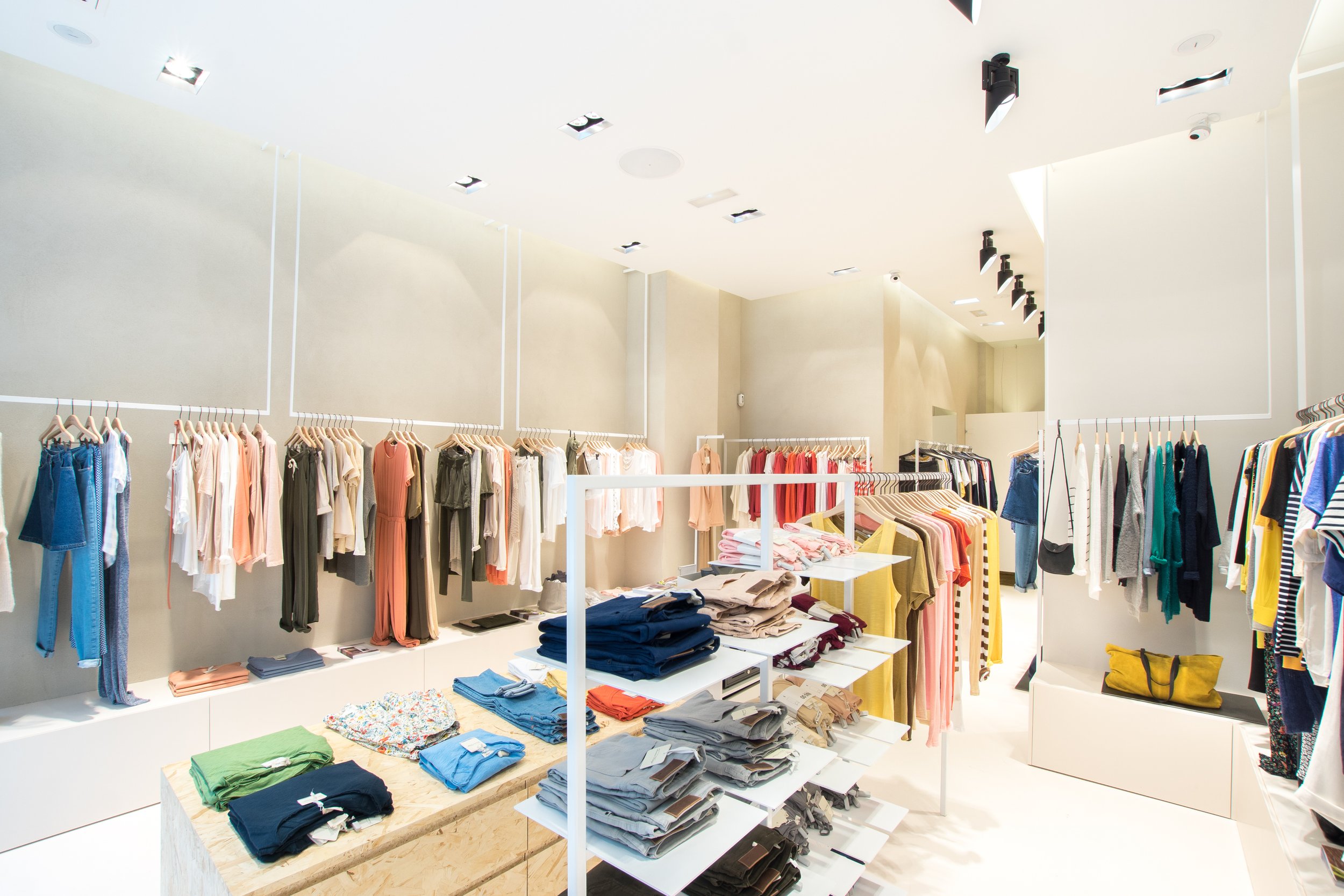 De 2013 à 2017, une collaboration fructueuse avec American Vintage a permis de concevoir et de réaliser plus d’une centaine de points de vente à travers le monde. Ce projet ambitieux a couvert des boutiques en nom propre, des franchises, des corners,
