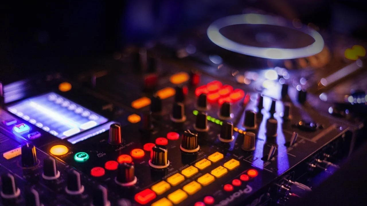 audio-audio-mixer-close-up-2111015.jpg