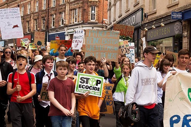Niños y niñas manifestandose por la defensa del medio ambiente