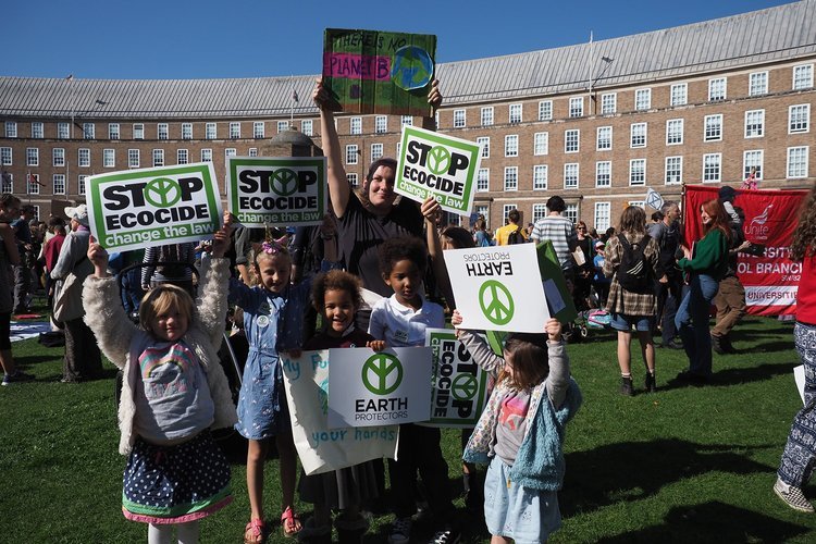 Grupo de niños y niñas mostrando pancartas de la campaña