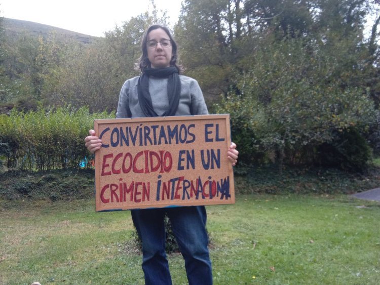 joven mostrando cartel de apoyo a la campaña para la COP26