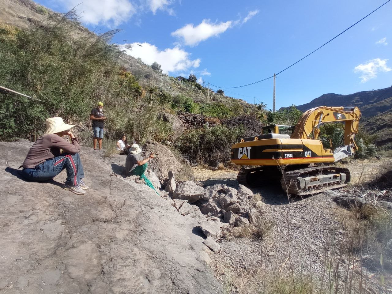 13Chira-Soria excavadora_activistas.jpg