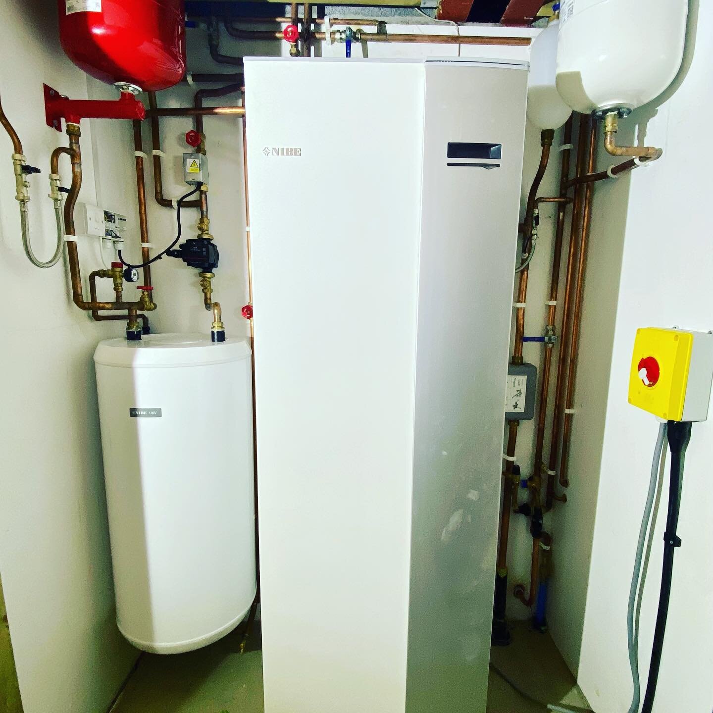 Ground source NIBE F1255 yn barod i rhoi mlaen.
NIBE F1255 ground source ready to be switched on.
#nibeuk #renewableenergy #renewables #groundsourceheatpump