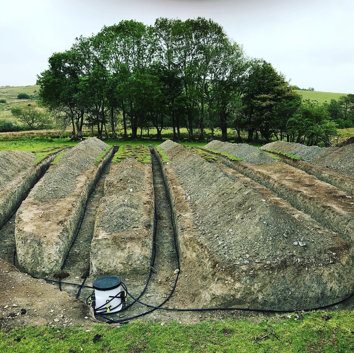 Wedi bod yn neud y mwyaf o&rsquo;r tywydd da &lsquo;ma yn y dyddiau dwythaf yn gosod ground-loops yn barod ar gyfer system ground source a gosod air source NIBE wrth gadw at canllawiau mwyaf diweddar y llywodraeth. 
Gobeithio gawn ail gychwyn gweithi