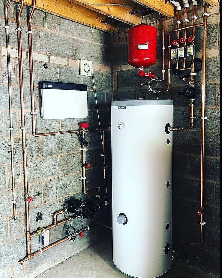 Buffer 200L wedi ei beipio yn barod i weithio hefo 2 x Air source NIBE 12kw.
200L Buffer piped up ready to work with a pair of 12kw NIBE Air source heat pumps.  #nibeuk