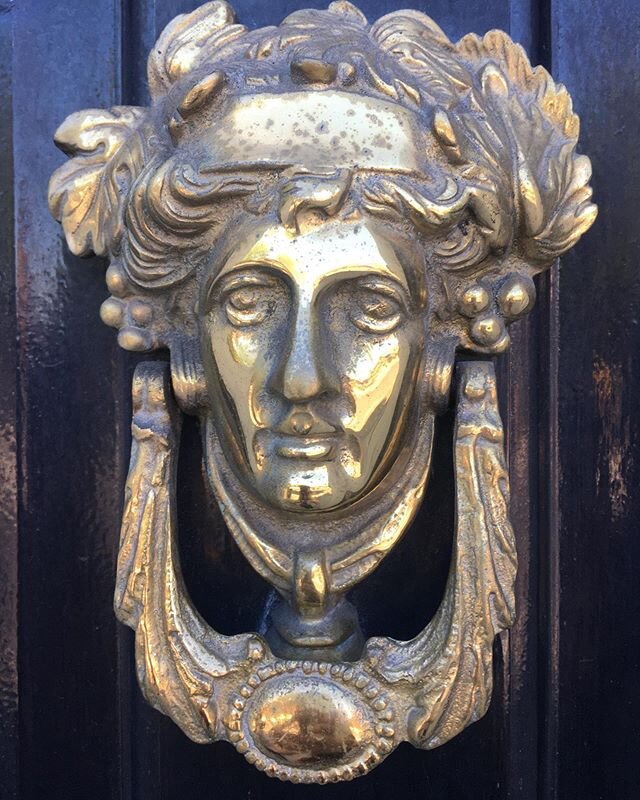 Another Camberwell Mona Lisa - too grand for round the back of Morrison&rsquo;s (aren&rsquo;t we all) and decidedly doesn&rsquo;t look like she would welcome a joke about knockers! 
#doorknocker #doorknockers #camberwell #coldwarhistory