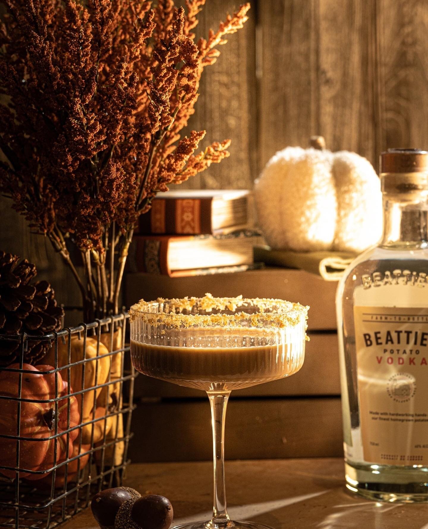We're currently hooked on this fall-themed cocktail by @beattiespremiumvodka 🤎

Try out their Hazelnut and Cream Espresso Martini! 
🍂 1.5 oz Beattie's Premium Vodka⁠
🍂 1 oz Hazelnut liqueur⁠
🍂 .5 oz Baileys
🍂 1 oz Espresso ⁠

Pour all ingredient