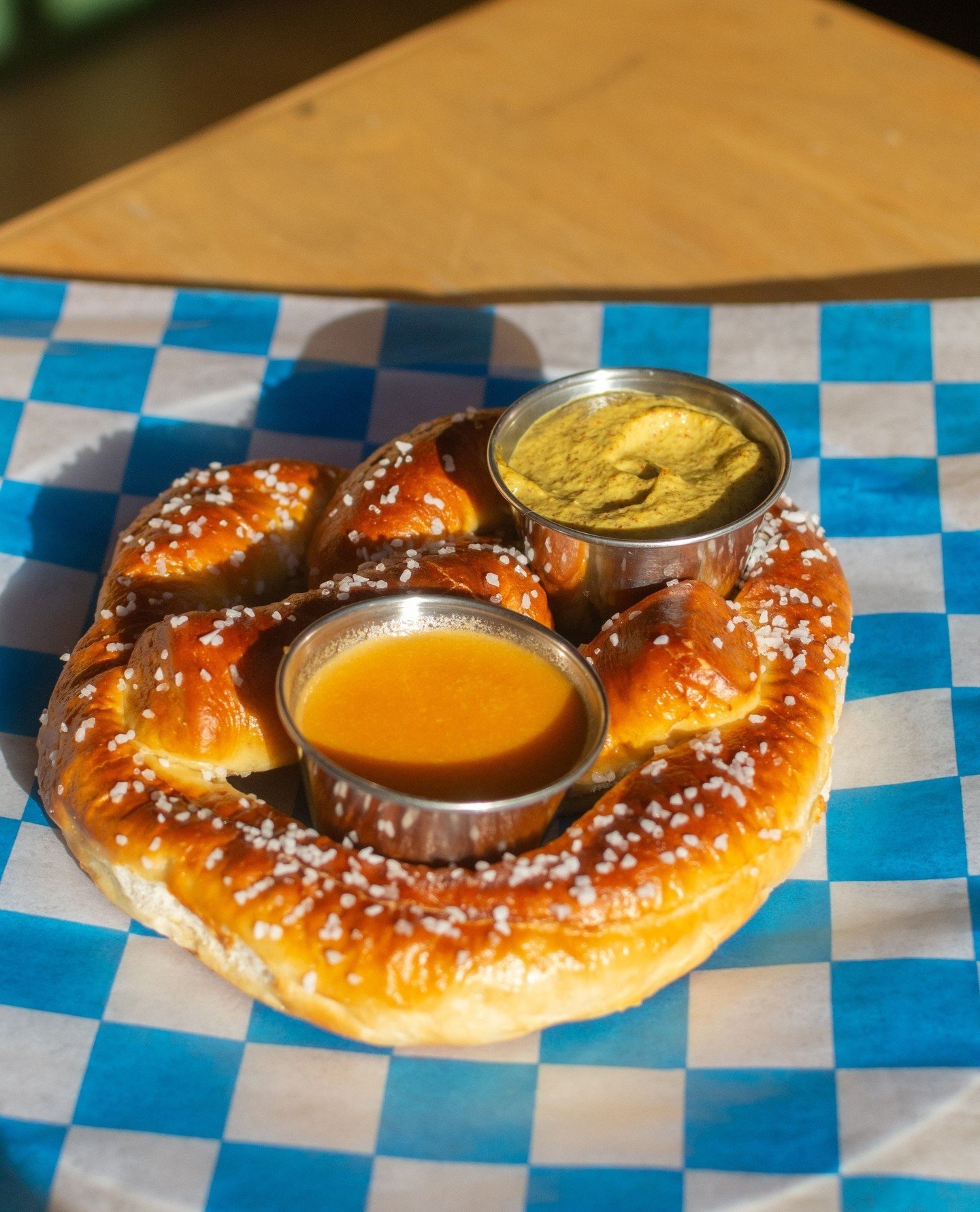 Big fluffy pretzels and beer cheese. Sounds delicious right? Your favorite Logan Square wine bar is waiting for you! Come on out for a pretzel and a beverage.⁠
📷: @outofthedark_photography⁠
⁠
#outsidevoices #chicagowinebar #naturalwines #naturalwine