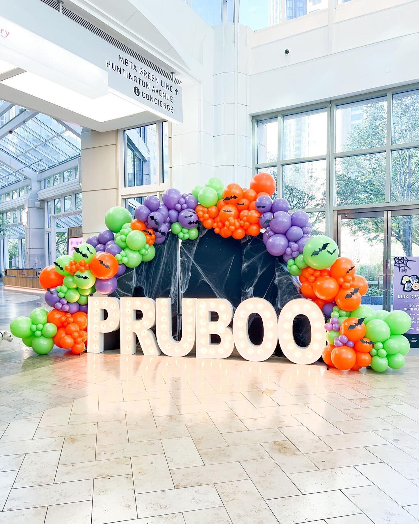 Happy Halloween from the Prudential Center. BOO! 👻🎃💀 A super fun way to end a 13-backdrop weekend. 😅 Have fun out there today!

@polishedballoons 
@pruboston 
@alphalitboston_