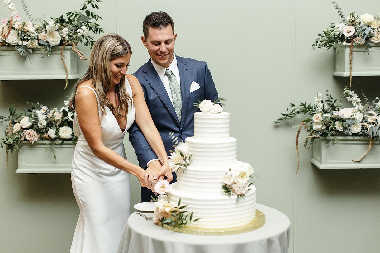 The perfect cake-cutting backdrop. 

Plan &amp; Design @Wildflowereventsdesign 
Photographer @scarletroots
Videographer @stopgolove 
Florist @homegrown_blooms_ 
Invitations &amp; Day of Signage @cat_wilcox 
Escort Board &amp; Photo Wall @bostonbackdr