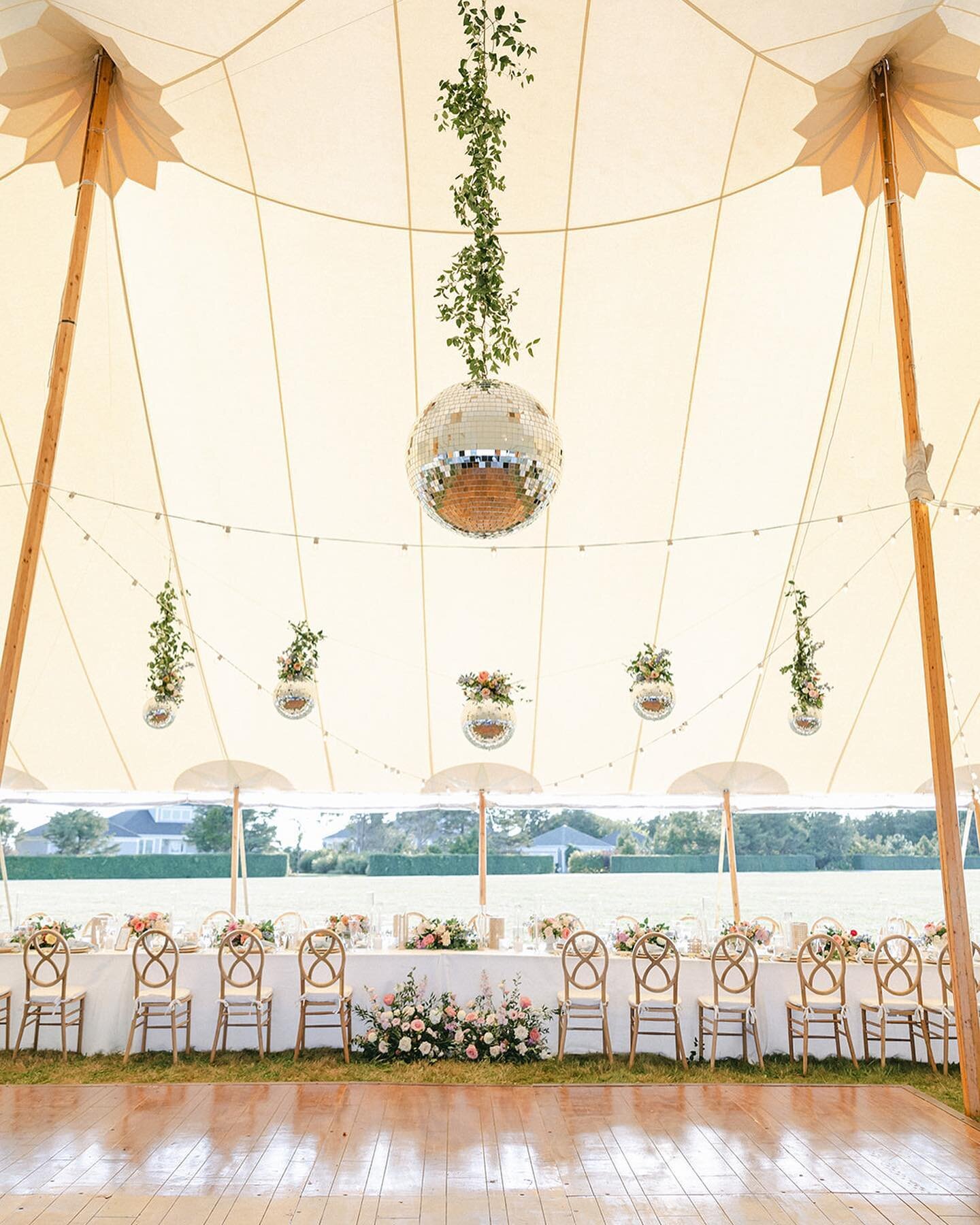 Disco ball daydreams&hellip;✨

Wedding Planning: @jessicahennesseyweddings | Photography @deborahzoe | Video @jonnyhavens | Floral Design @ninetytwodesignco | Catering @williamferencecatering | Cake @konditormeister | Entertainment @hankagencyrocks @