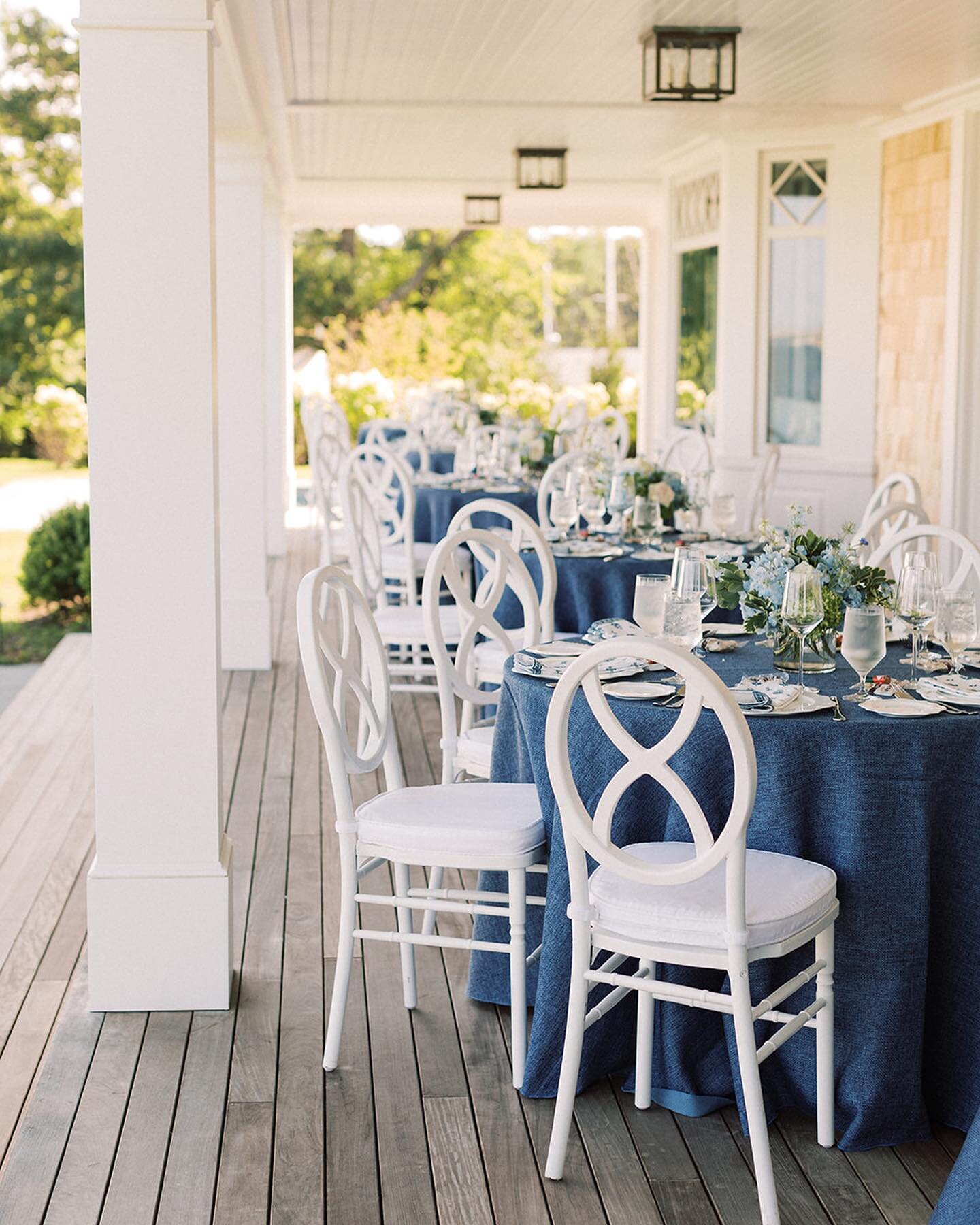 A perfect little coastal rehearsal dinner. ✨ Rob + Alison kicked off their wedding weekend with some al fresco dining at the most breathtaking estate. I loved the patterns of blues we brought together create this breezy seaside celebration. And to to