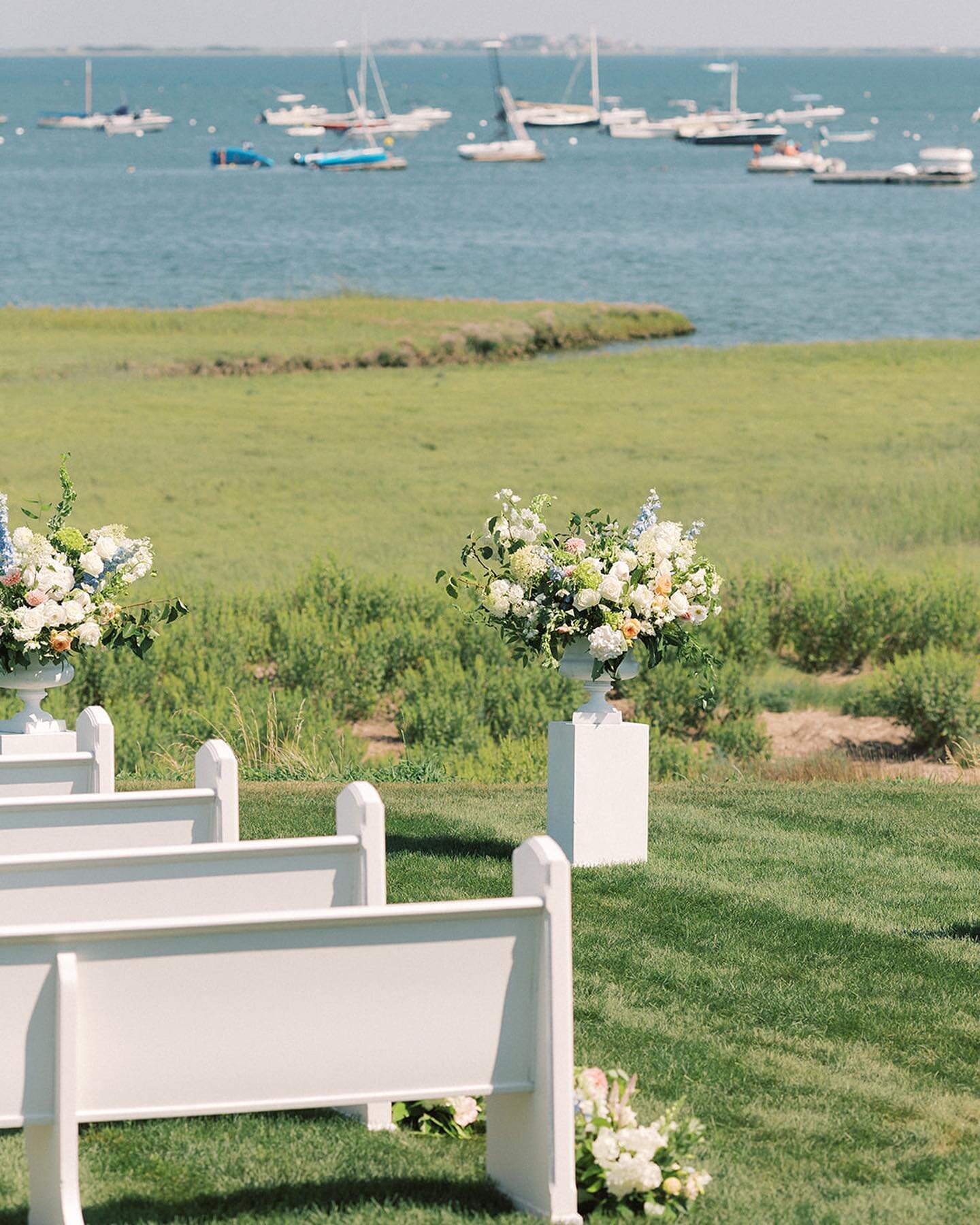 Oh, how I love a seaside ceremony. ✨

Wedding Planning + Design: @jessicahennesseyweddings | Photography @katherinebrackman | Floral Design @beachplumfloral | Catering (Wedding) @williamferencecatering + Raw Bar @islandcreekoysters | Desserts @french