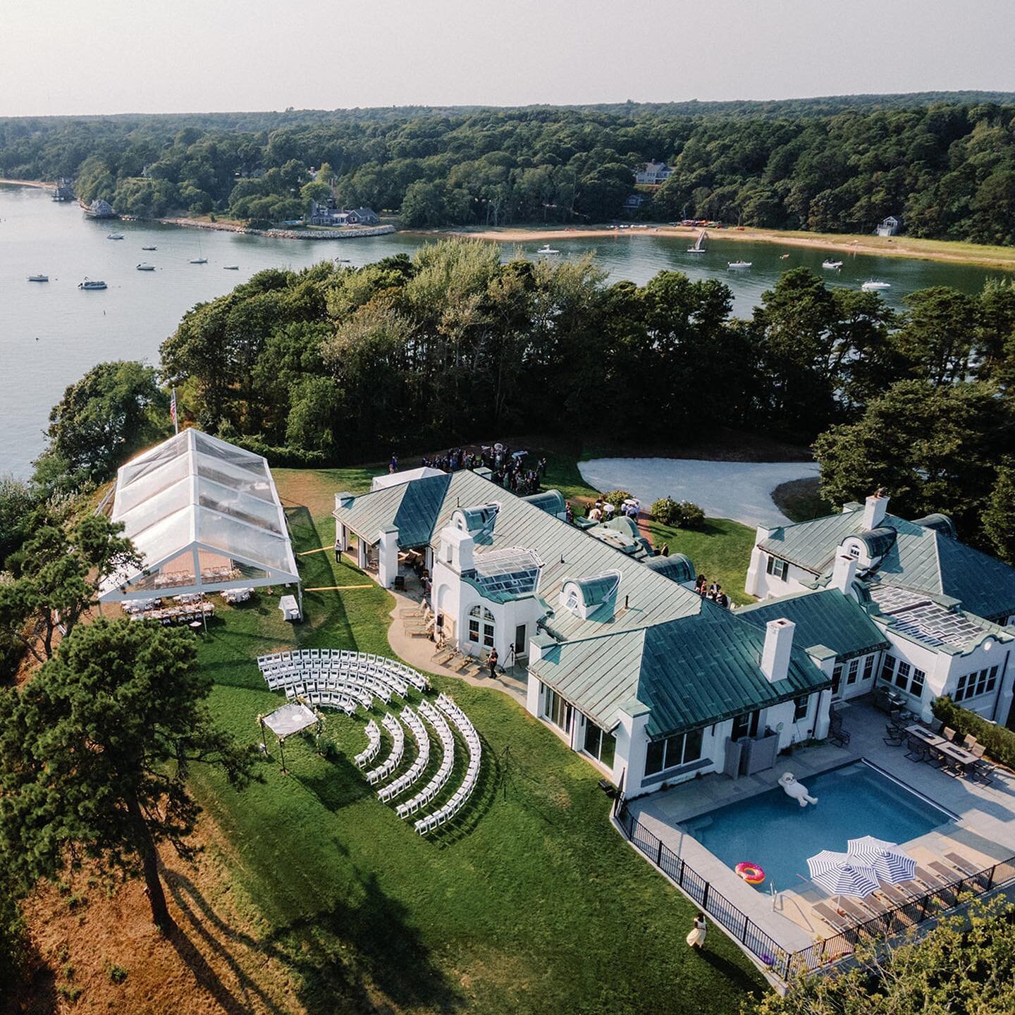 Day-to-night. ✨ The waterfront grounds of the Winslow Estate were the perfect location for a clear top tent celebration. From a sunshine-filled afternoon to an evening illuminated by a sunset glow, the transition was simply magical. 

Wedding Plannin