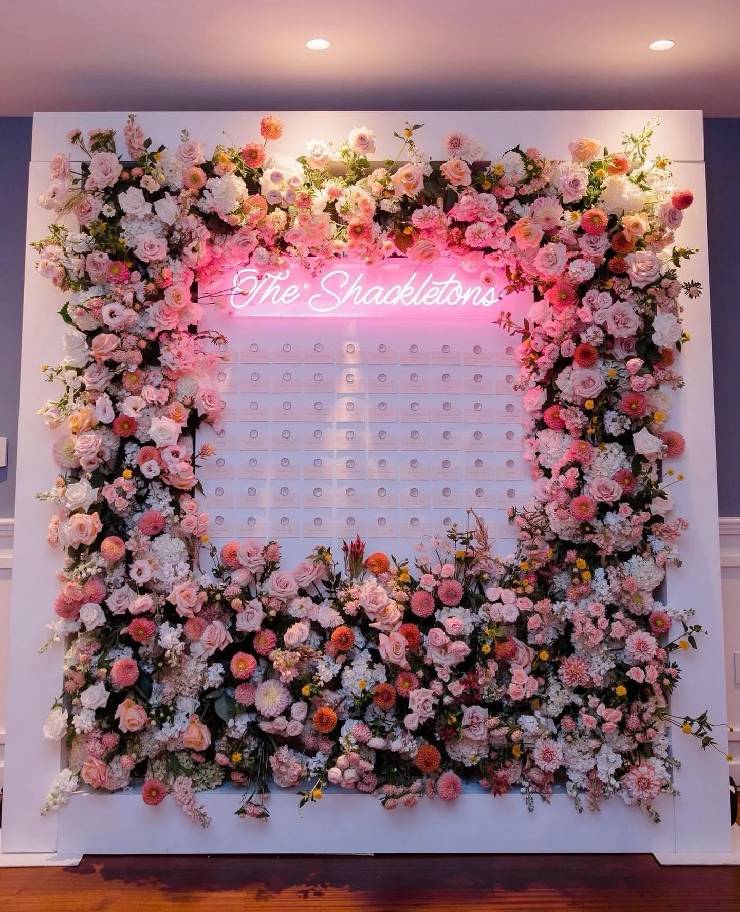A seating chart, elevated. Framed in florals, lit just right, and unapologetically bold.

Proof that even the most practical moment can be beautifully overdone. 

Photo: @stephanieberensonphotography 
Floral: @beachplumfloral 
Stationery: @serif_sans