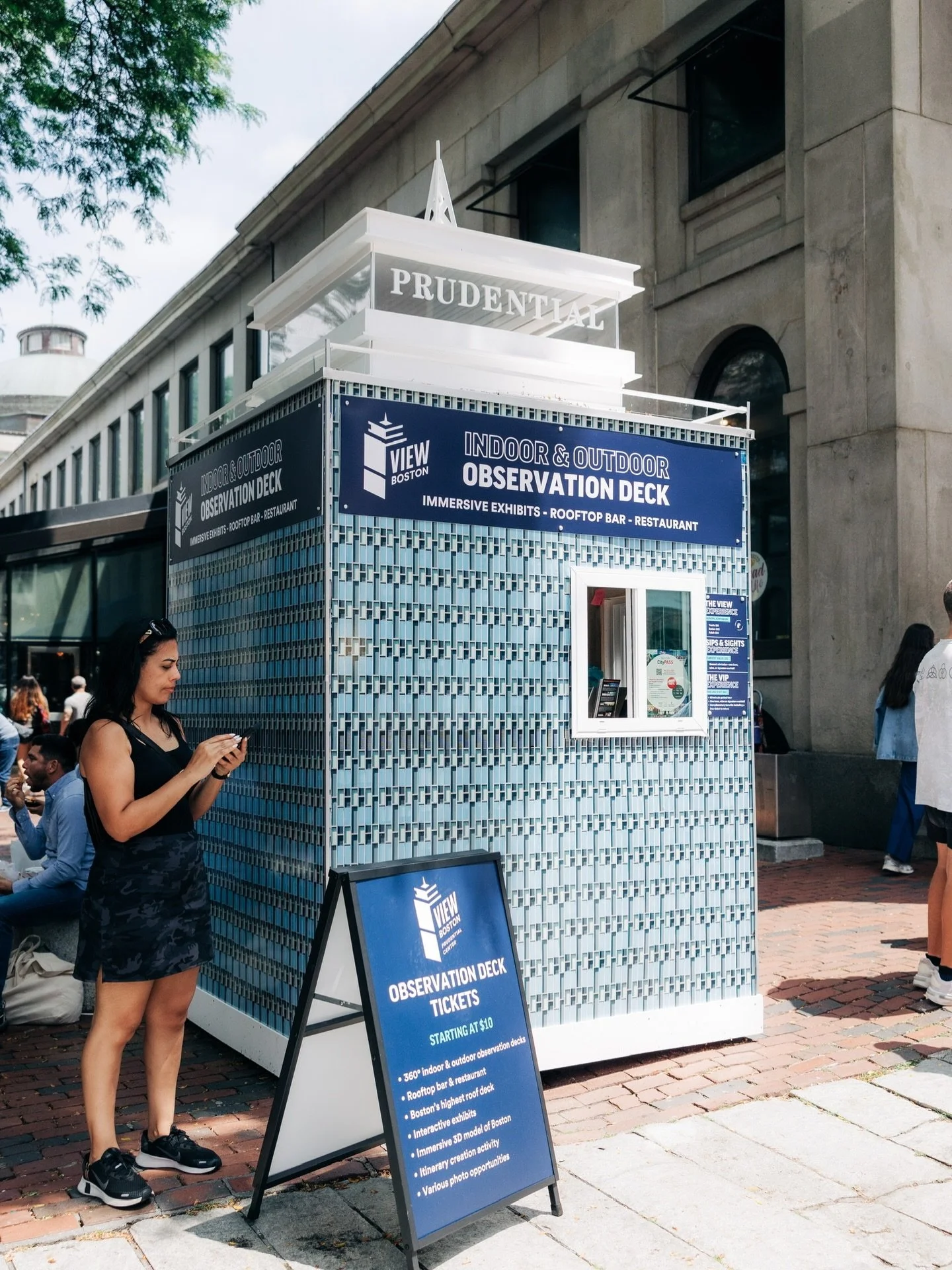 A Prudential Center replica ticket booth for the kickass observation tower @view_boston, sitting pretty in Faneuil Hall Marketplace. 

Custom pop-up build by Boston Backdrops.

Photo @ellafarrellphotography 

#custompopup #popupshop #bostonbackdrops 