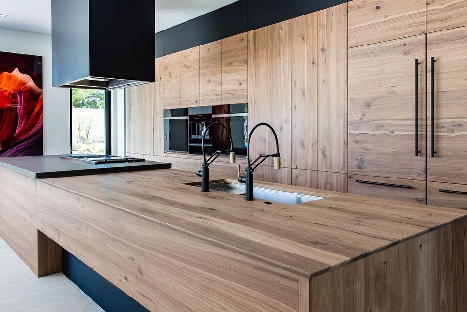 Finally got photos from this project in Las Vegas and wow! This contemporary kitchen proves that rustic walnut can be modern and sleek... knots and all.
.
.
.
🏡@jewelhomeslv