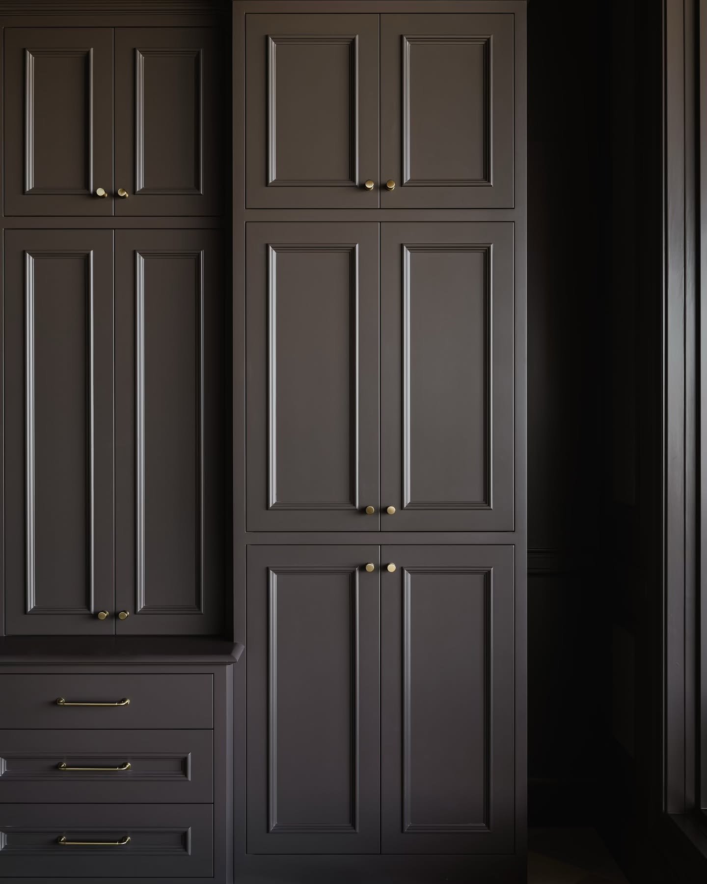 A workspace designed for focus and style, with dark tones and natural light. 

#kitchensofinstagram #kitchendesign #kitchen #utah #stgeorgeutah #homedecor #cabinets #gathr #houseandhome #homeinspo #kitcheninspo #luxaryhomes #architecturedesign #house