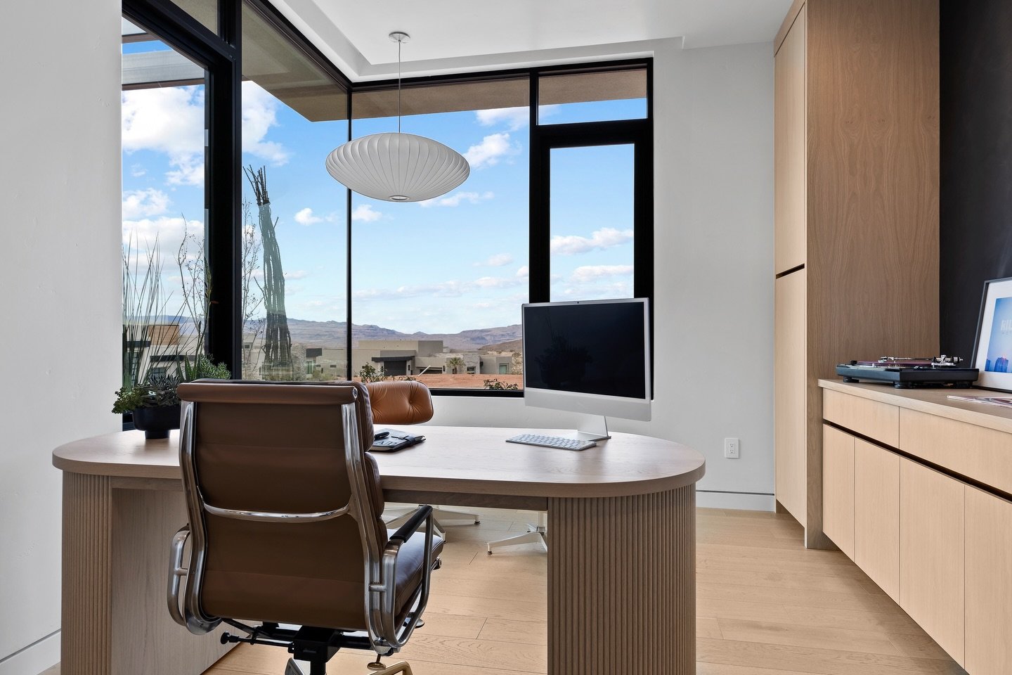 This modern office features warm natural wood finishes that are clean, simple, and designed to keep everything organized. Floor-to-ceiling storage, seamless lines, and thoughtful details make the space feel calm, functional, and easy to work in.

#cu