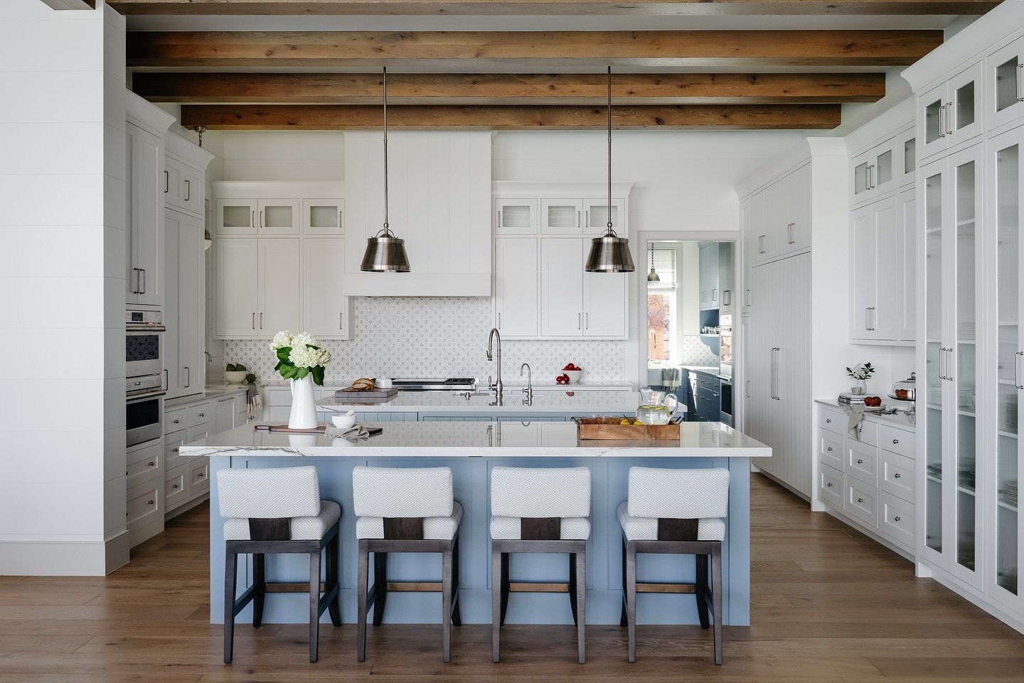White done right with just the right pop of blue. This island steals the show without overpowering the space. 

#kitchensofinstagram #kitchendesign #kitchen #utah #stgeorgeutah #homedecor #cabinets #gathr #houseandhome #homeinspo #kitcheninspo #luxar