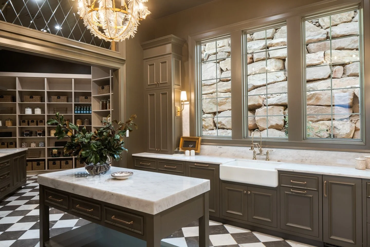 A butlers pantry that works as beautifully as it looks. 

#customcabinetry #customhomes #homeinteriors #utah #stgeorgeutah