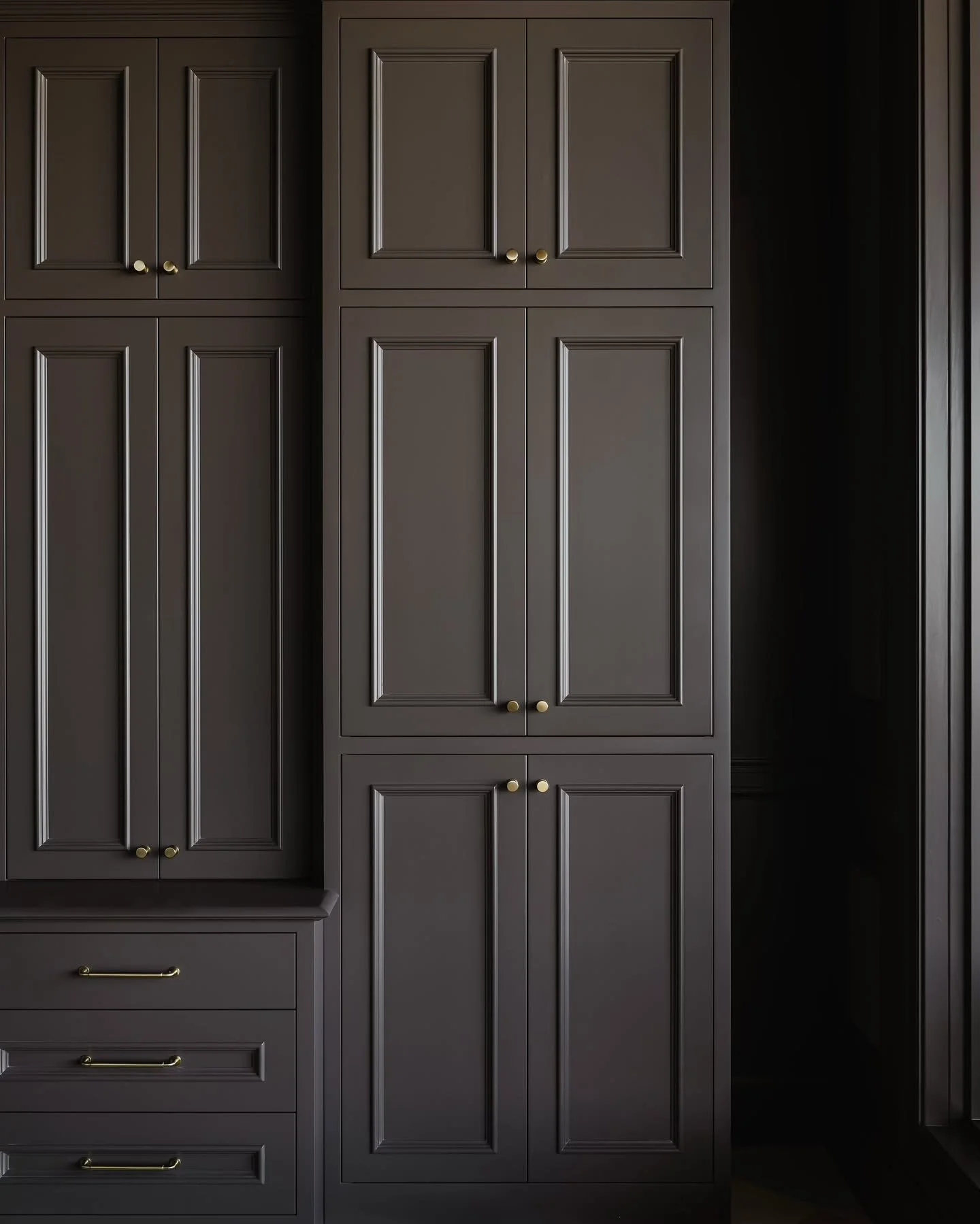 A workspace designed for focus and style, with dark tones and natural light. 

#kitchensofinstagram #kitchendesign #kitchen #utah #stgeorgeutah #homedecor #cabinets #gathr #houseandhome #homeinspo #kitcheninspo #luxaryhomes #architecturedesign #house