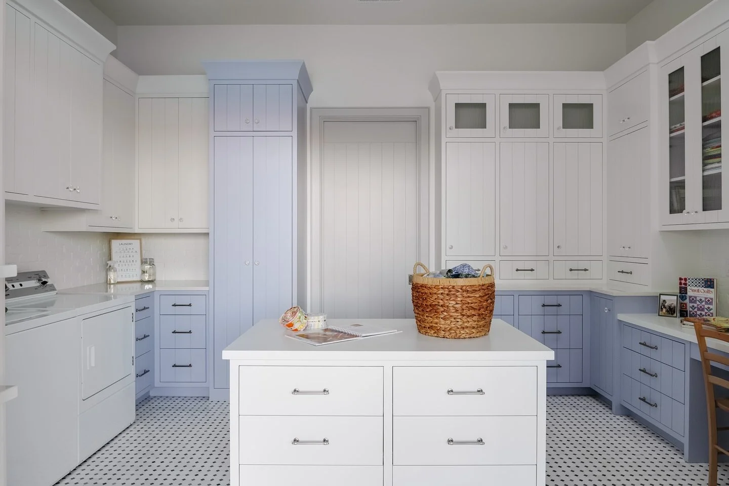 Laundry on the left, sewing station on the right ✨

#kitchensofinstagram #kitchendesign #kitchen #utah #stgeorgeutah #homedecor #cabinets #gathr #houseandhome #homeinspo #kitcheninspo #luxaryhomes #architecturedesign #houseenvy #homedesigninspo #cust