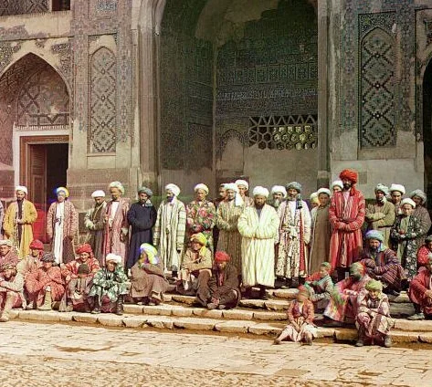 Men on the Registan, Samarkand. Taken between 1905-1915, digitally colored in 2005-2020. Original photo on the right.Source: Prokudin-Gorski photograph collection, Library of Congress. Digital color rendering by Walt Frankhauser