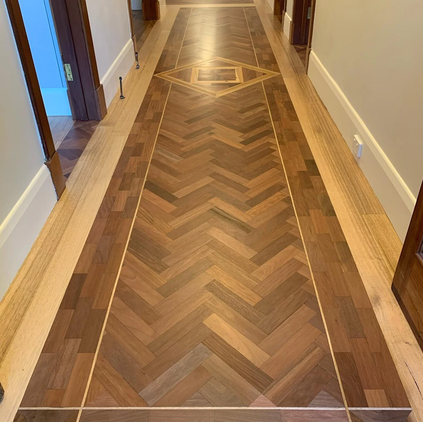 Brush box parquetry with Tas oak double border finished with @loba_australasia 2K Duo matt
#blackcattimberflooring #blackcatfloors #timberflooringmelbourne #floorsanding #floorpolishing #parquetrymelbourne #parquetexpert #parquetlovers #brushboxfloor