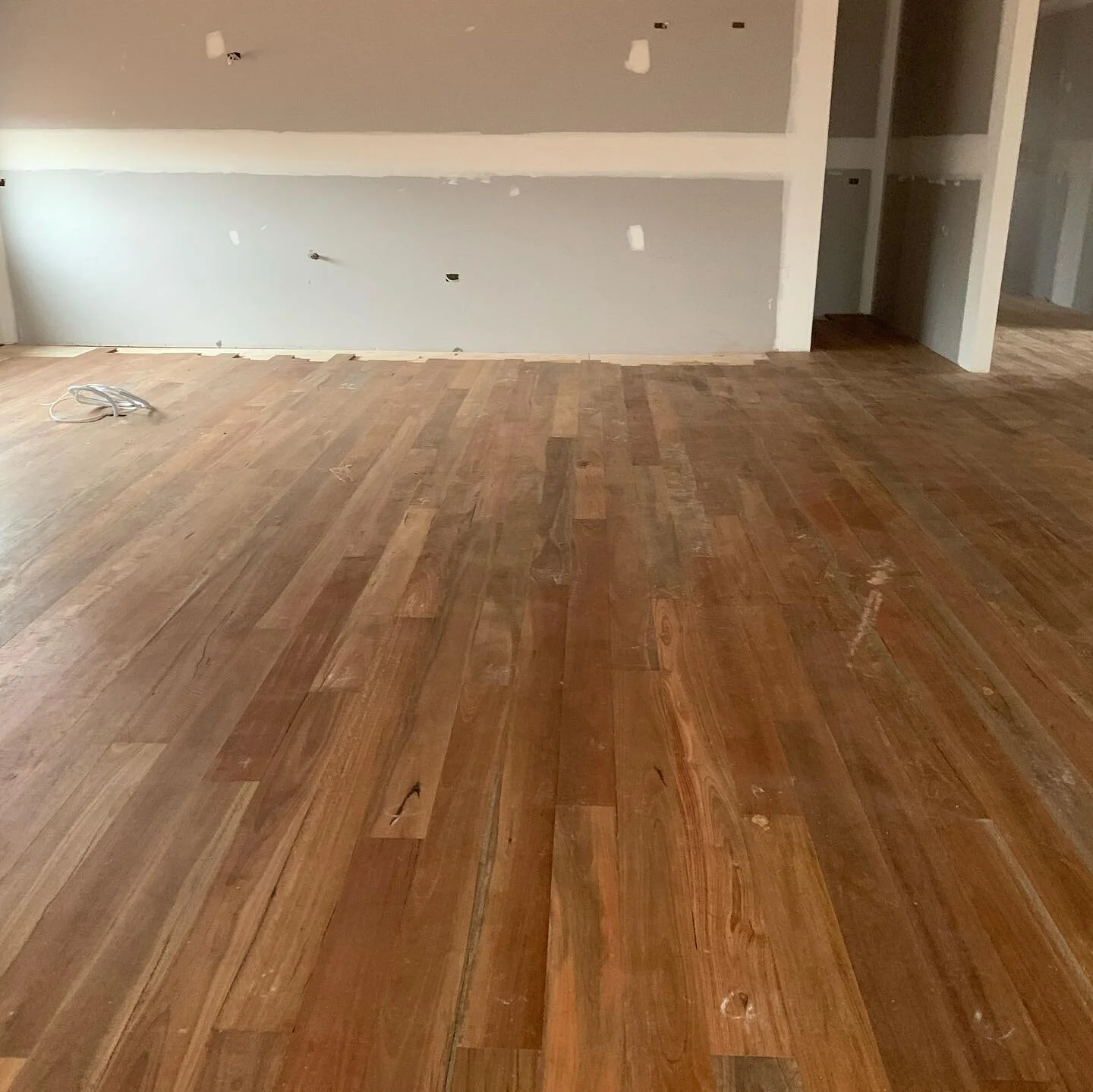 Solid spotted gum floorboard install from the sub-floor prep
#blackcattimberflooring #blackcatfloors #floorboardinstallation #solidtimber #spottedgum #floorlayer  #timberfloorsmelbourne #timberfloorexperts #residentialconstruction #homeimprovement #f