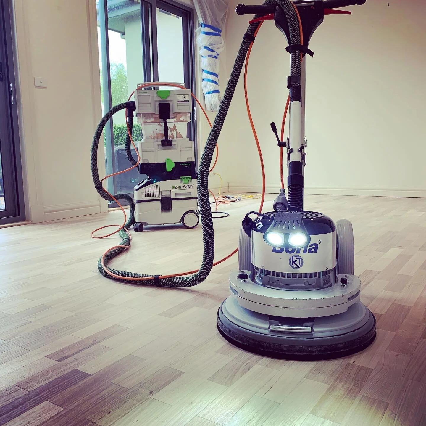 Moisture damaged Tasmanian oak brickbond parquetry repaired by @harperwillow_constructions and finished with solvent-based high gloss
#blackcattimberflooring #blackcatfloors #dustless #timberfloorsanding #timberfloorpolishing #flooringsolutions #floo