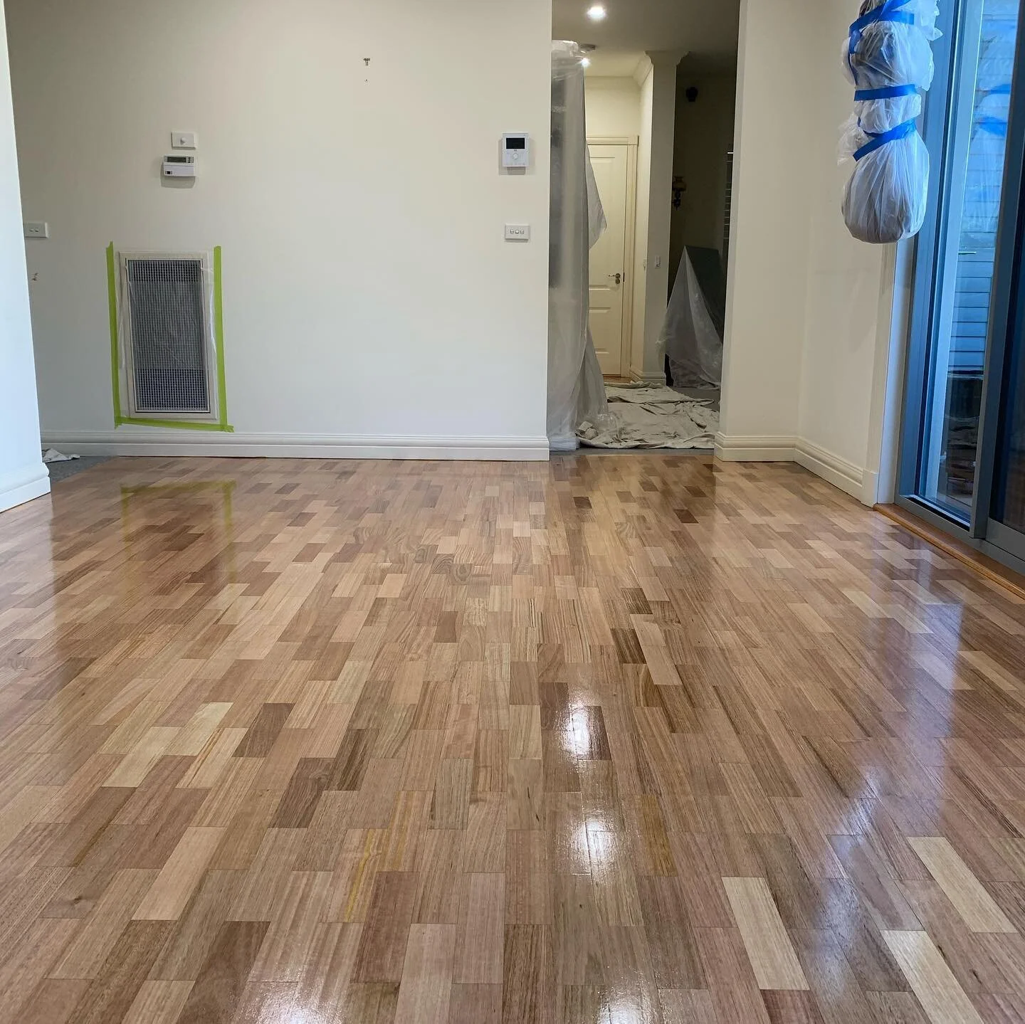 Moisture damaged Tasmanian oak brickbond parquetry repaired by @harperwillow_constructions and finished with solvent-based high gloss
#blackcattimberflooring #blackcatfloors #timberfloorsmelbourne #floorsander #sandingfloors #tasoak #parquetryfloorin