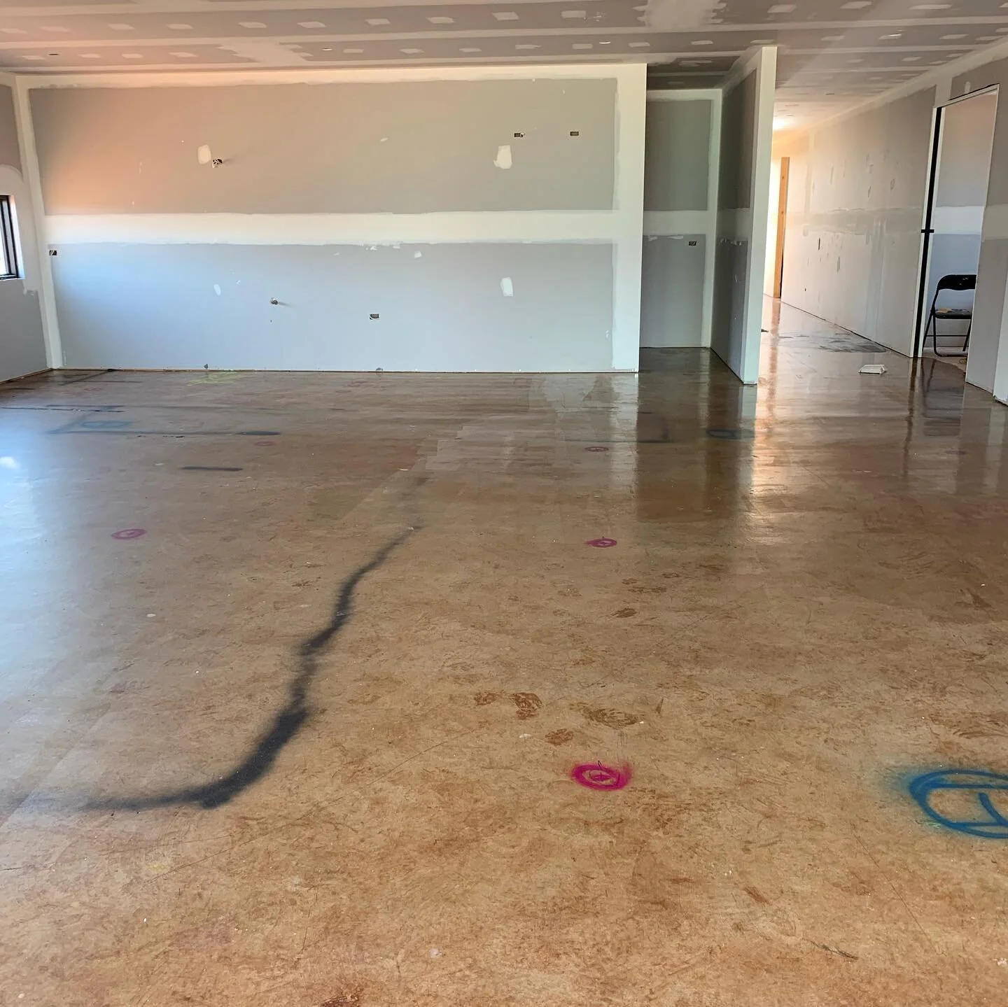 Solid spotted gum floorboard install from the sub-floor prep
#blackcattimberflooring #blackcatfloors #floorboardinstallation #solidtimber #spottedgum #floorlayer  #timberfloorsmelbourne #timberfloorexperts #residentialconstruction #homeimprovement #f
