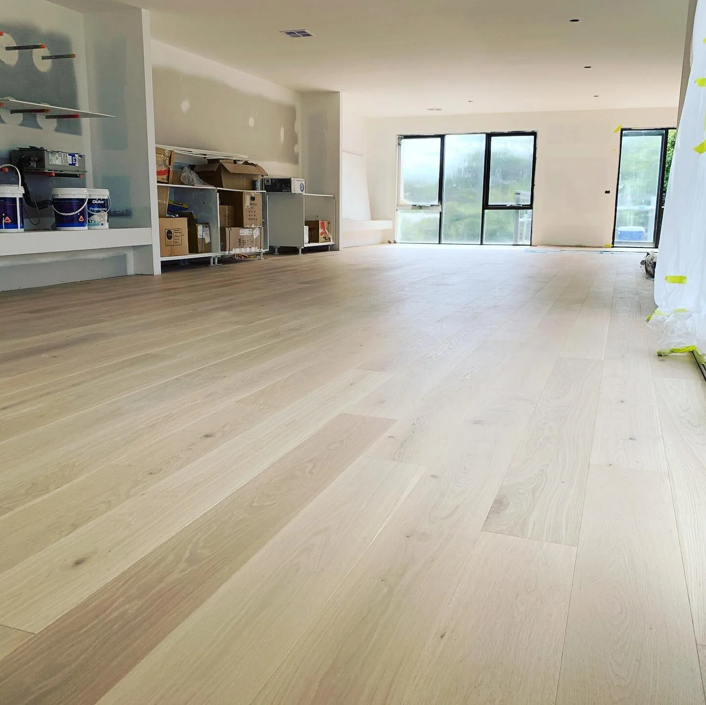 European oak pre-finished engineered board install over chip-board and existing jarrah floor
#blackcattimberflooring #blackcatfloors #timberflooringmelbourne #floorinstallation #floorinstaller #floorrestoration #floorrenovation #europeanoakfloors #en