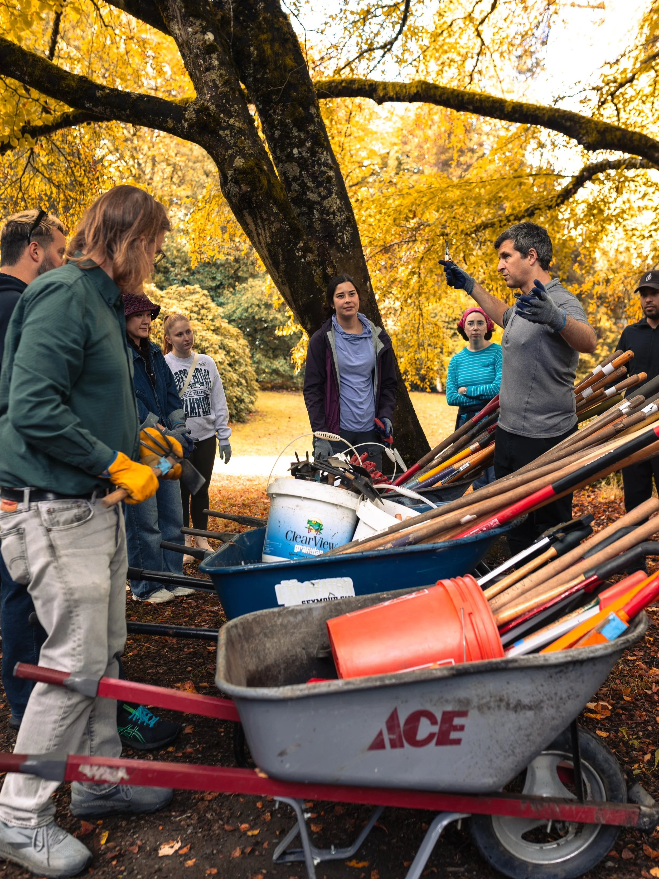 🍁🍂📸 &bull; Fall Restoration Day @volunteer_park 

Here are some moments from fall restoration day at volunteer park. It&rsquo;s awesome to see the community come together to help cleanup the park. #volunteerpark #fallrestoration #volunteerparktrus