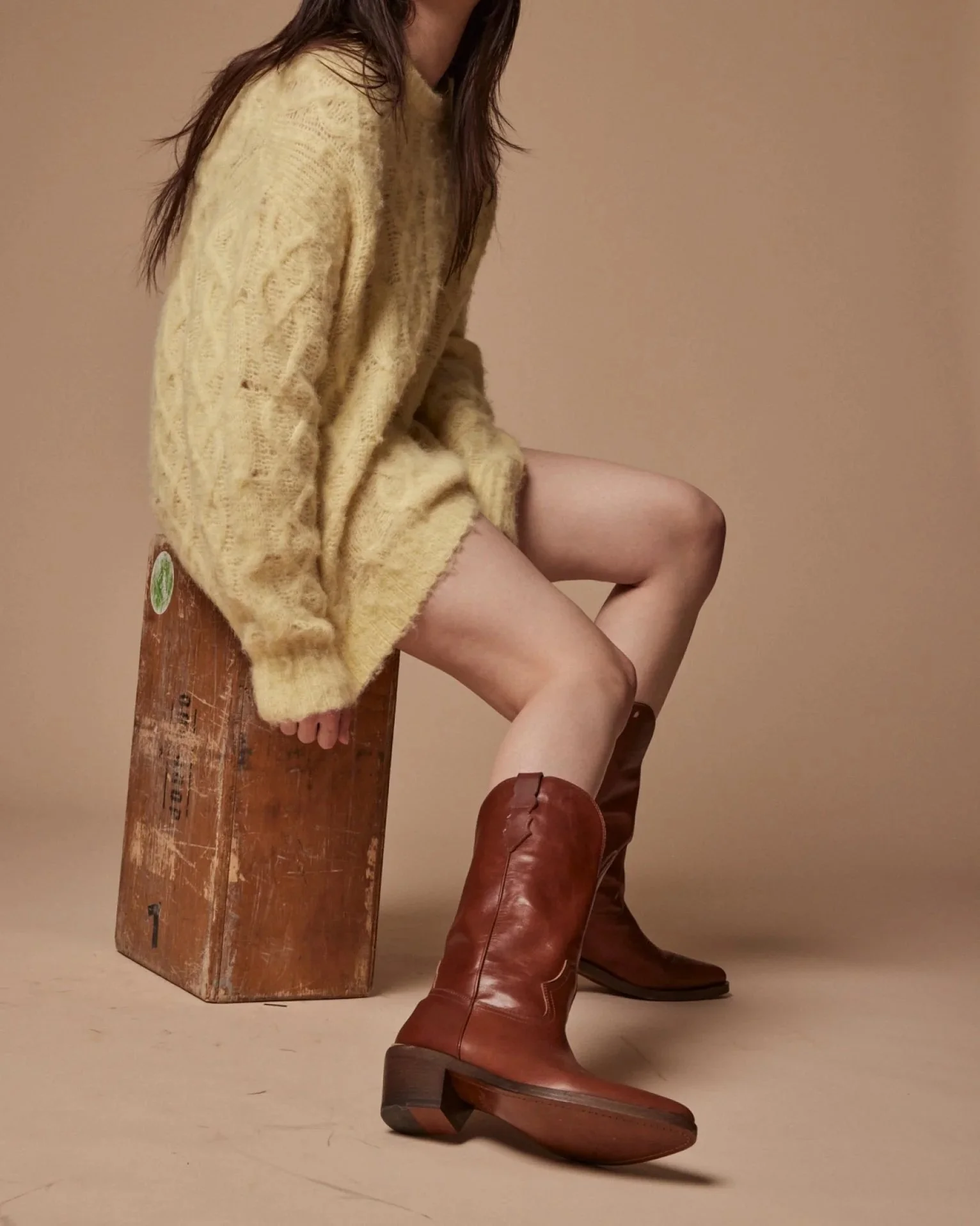 Julia-model_050b58bc-168a-4093-93b4-b5fefc35313f copy.jpg