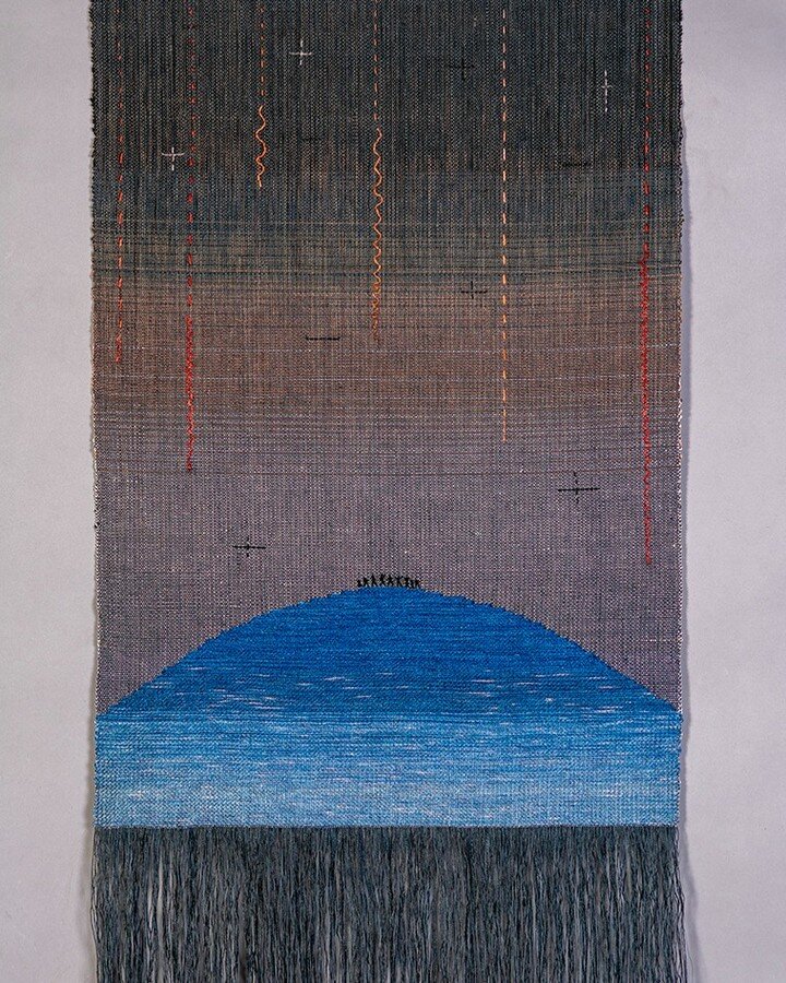 &quot;The Invitation&quot;
This piece reflects my curiosity about collective awakening, the power of community and how a small number of like minded individuals can create positive change. 

#handweaving #weaversofinsta #textileart #textileartist #na