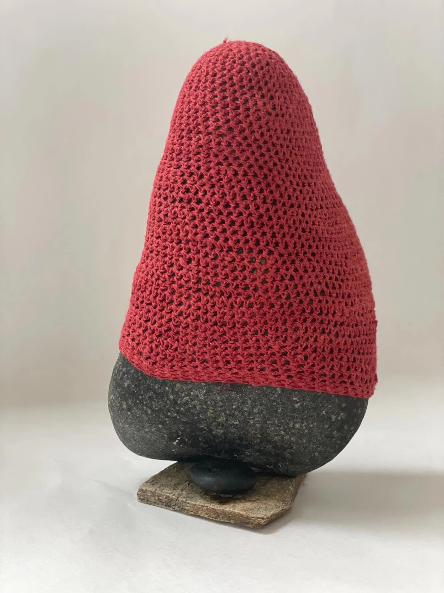 "Tender Bound"

I feel a primal urge to swaddle, to bind and wrap.

Balanced beach stone with crocheted linen (madder dyed).

9" by 6" by 3.5"
#textileart #mainebeachstones #crocheting #crochetstones