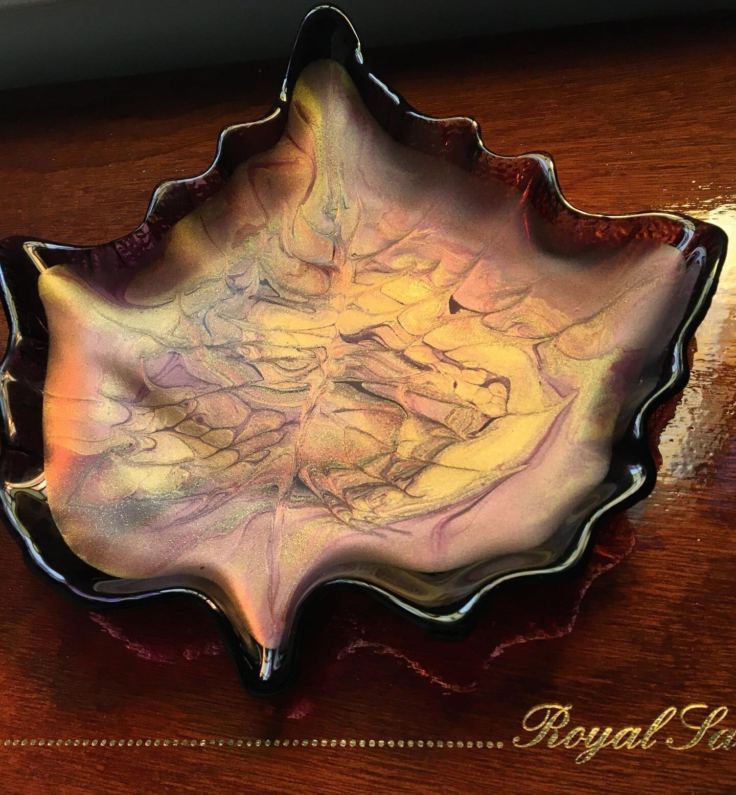 Fall is here! This vintage purple leaf dish is given new life with a paint pour and resin. Perfect for keys or rings and jewelry, and the resin is food-safe so it can be a beautiful small serving dish too!

#upcycle #paintpouring #acrylicpouring #flu