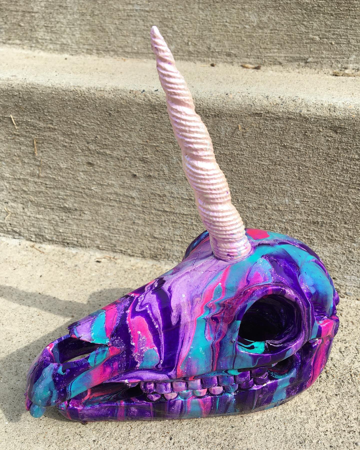 Throwback to the #benavonfallfestival and this glorious shimmery unicorn skull that sold right away! 🤩

#skull #skullart #unicorn #unicornskull #whimsical #macabre #sparkle #acrylicpouring #acrylicpour #acrylicpourart #fluidart #iradescent #pghartis
