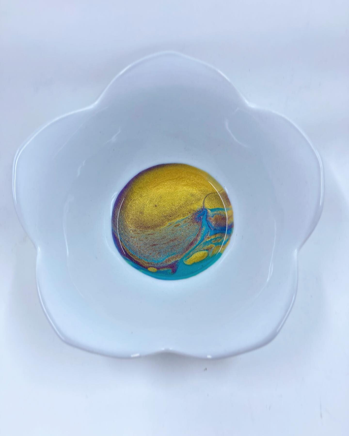 #repurposed ring dish! This lil guy has a clear coat of resin over an acrylic paint pour, making it perfect for dropping your rings, earrings, keys, or spare change when you need to.

#acrylicpouring #acrylicpour #fluidart #resin #dish #ringdish #upc