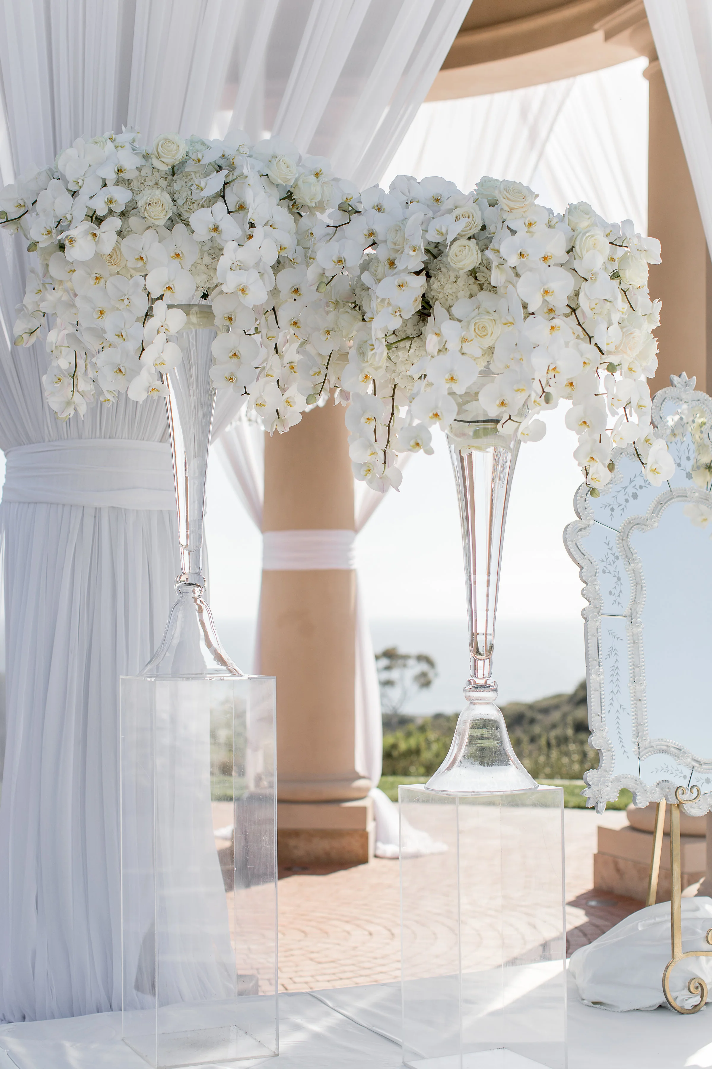 Aboutdetailsdetails | Katie Beverley Photography | Pelican Hill | Ocean View | Rotunda | White draping | White orchid | Glass vases | White roses