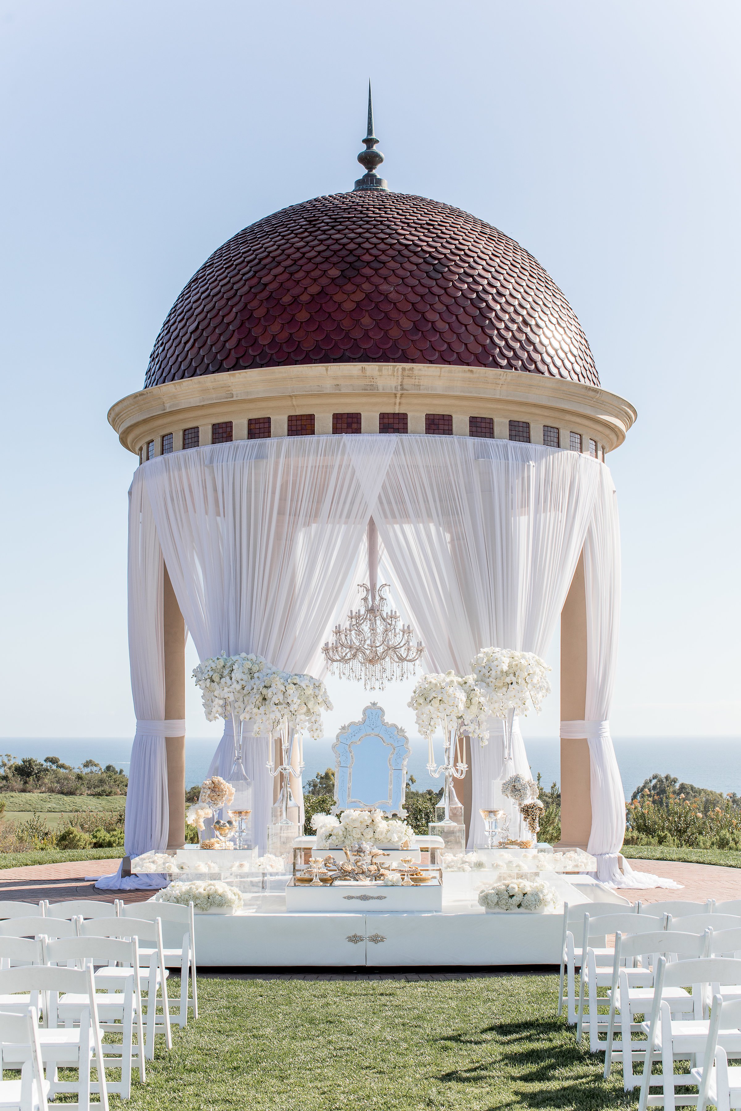 Aboutdetailsdetails | Katie Beverley Photography | Pelican Hill | Ocean View | Rotunda | White draping | Chandelier | White wedding