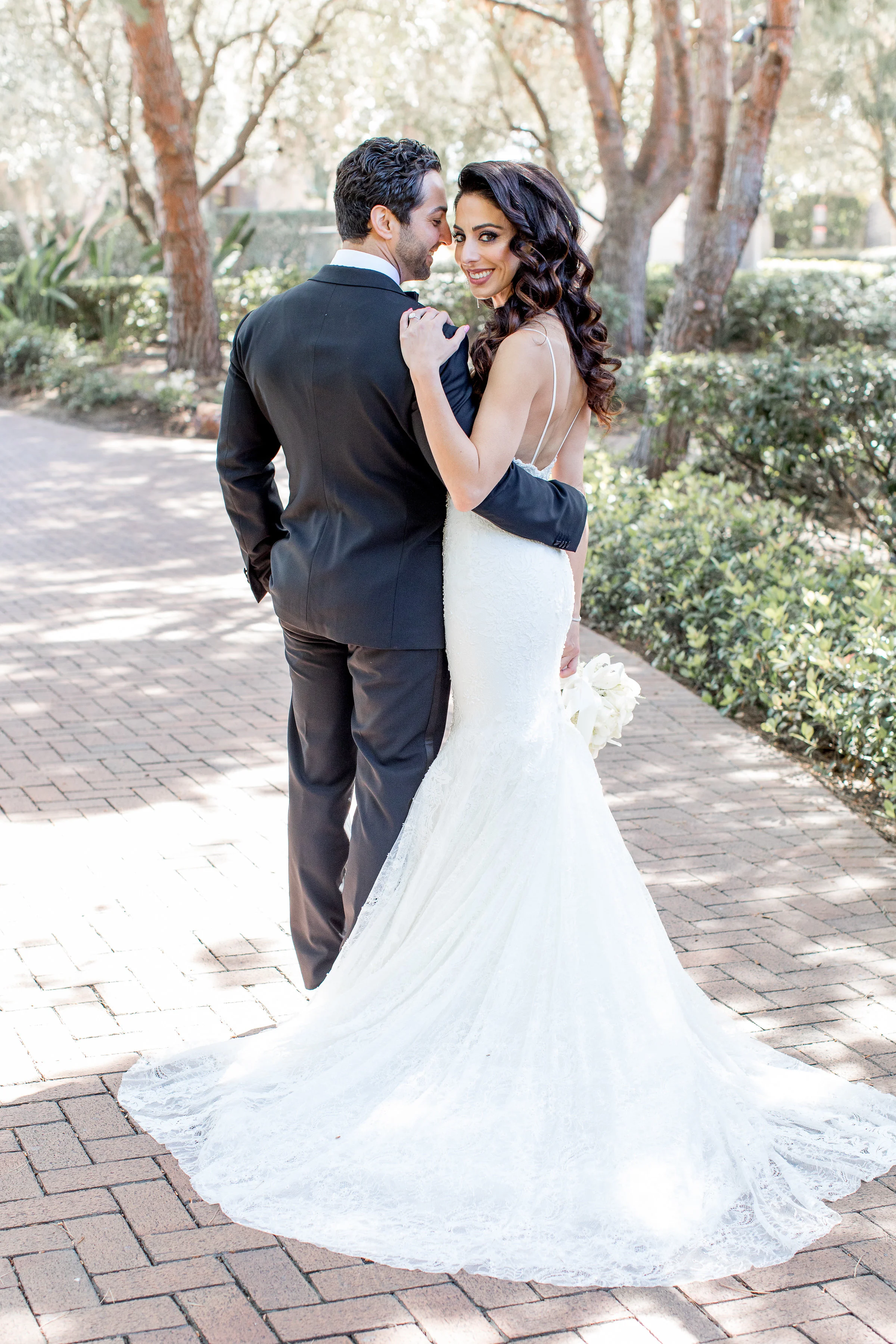 Aboutdetailsdetails | Katie Beverley Photography | Pelican Hill | Outdoor shoot | Bride and Groom | White wedding
