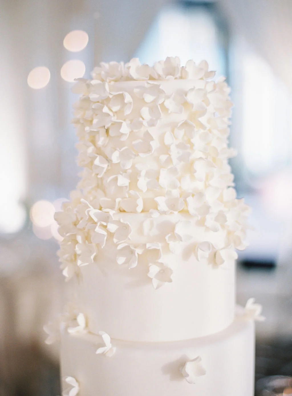 aboutdetailsdetails | floral cake design | white wedding cake | fondu cake |