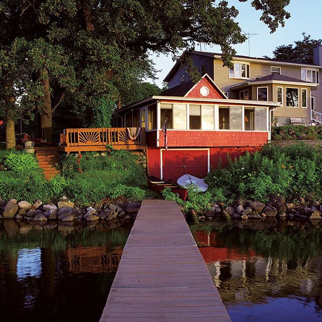 A look from the pier at Lake Cottage 41, from LITTLE HOUSE ON THE LAKE. Link to the book in bio.
.
.
.
.
.
#littlehouseonthelake #lakemendota #waunakee #wisconsin #architecture #lakelife #tinyhome #cabin #cabinporn #cottage #lakecottage #lakehouse #m