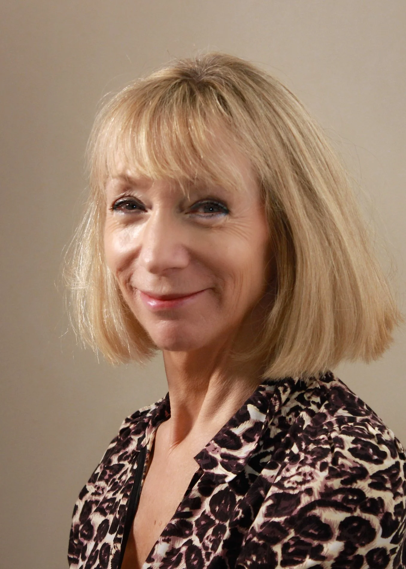 Interview with UK best-selling author Gill Paul of 'The Collector's Daughter'!