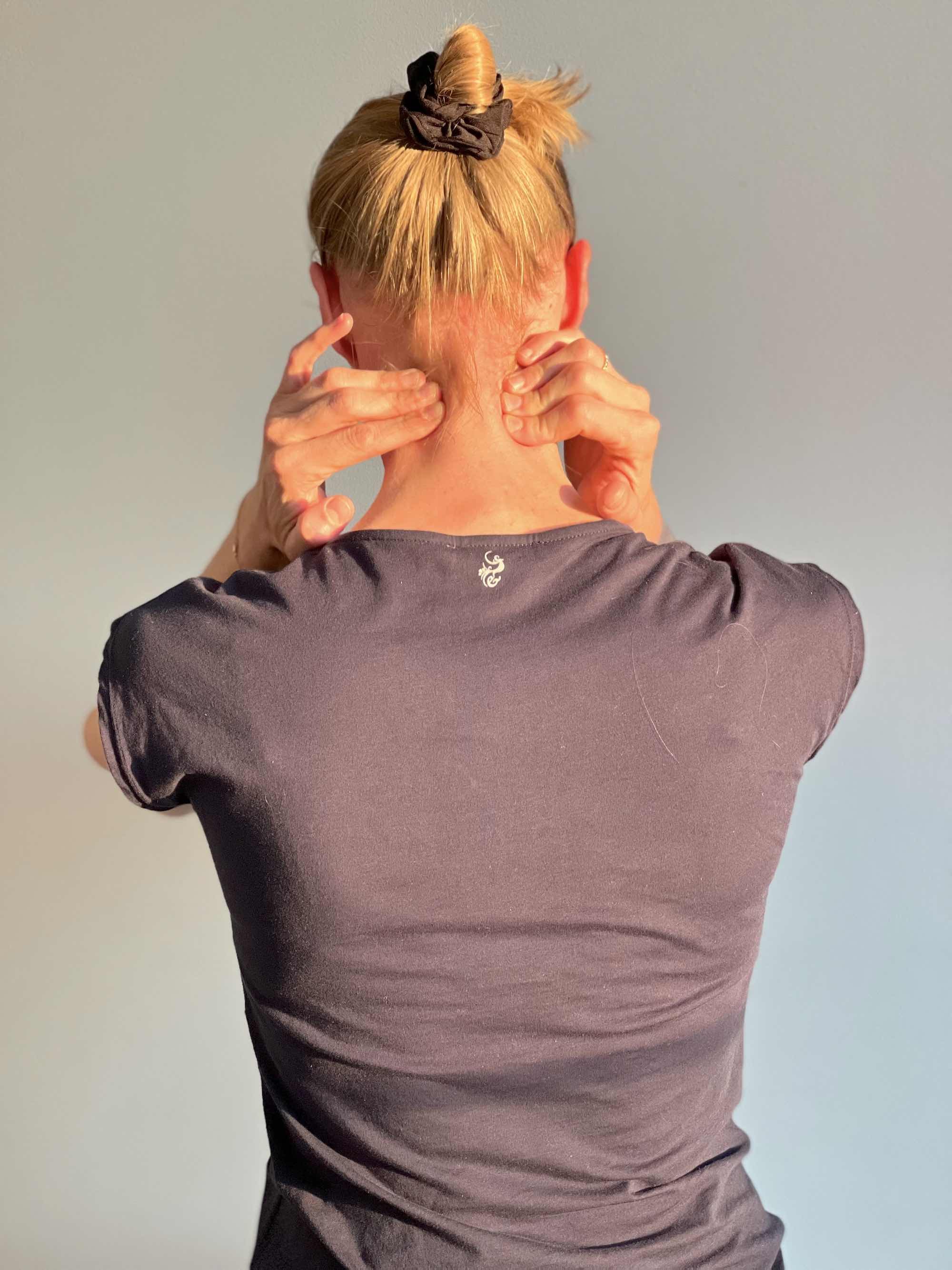selbstmassage mittlerer nacken 1.jpg
